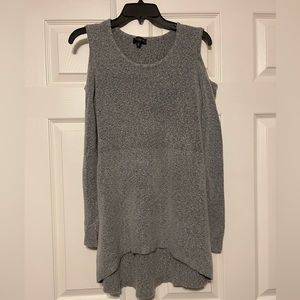 Super cute cold shoulder sweater. Size M in women’s.